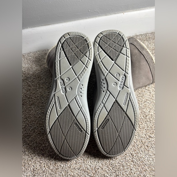 Crocs Women Adela Boots Size 9 Gray Faux Fur Suede Snow Outdoor Winter Shoes - Picture 5 of 6